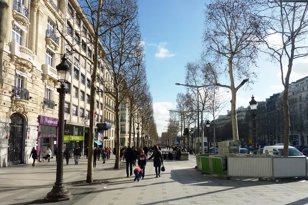 Champs Elysees - Shopping experience with bonjourmonamour