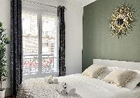 1590: Chic and Spacious Flat in Montmartre