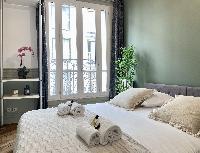 1594: Eiffel Tower Stylish Retreat