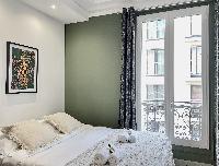 1594: Eiffel Tower Stylish Retreat