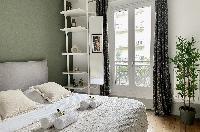 1594: Eiffel Tower Stylish Retreat