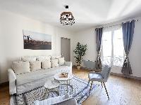 823: Roomy and Elegant Apartment Near La Villette!