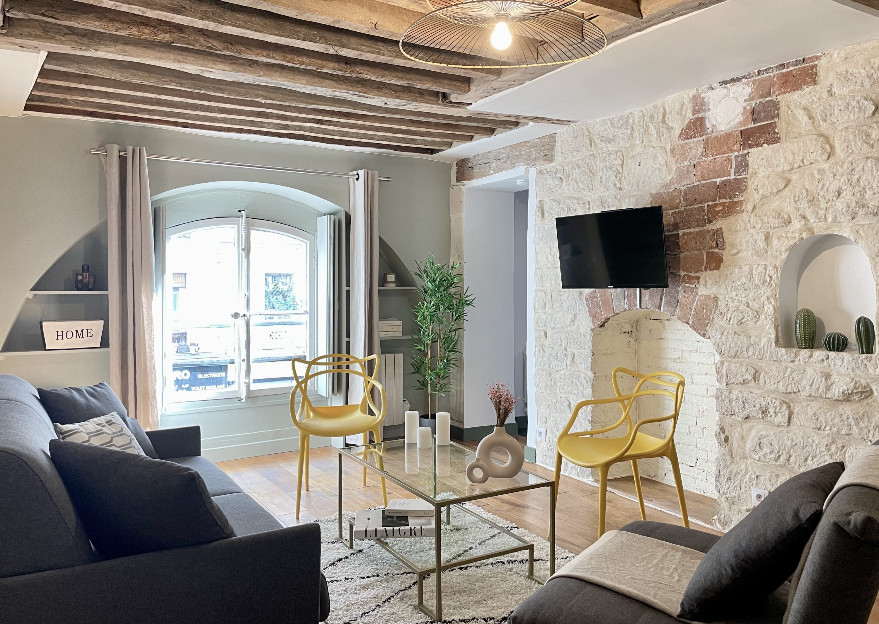 1596: Unique Authentic Apartment in Le Marais