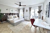 1578: Luxury Family Getaway near Place Vendome