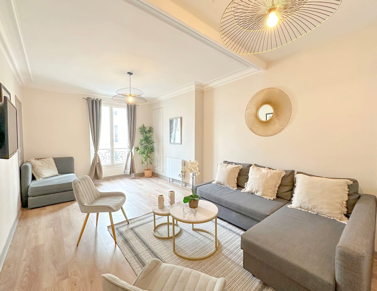 5494: Chic & Elegant Apartment in Monceau