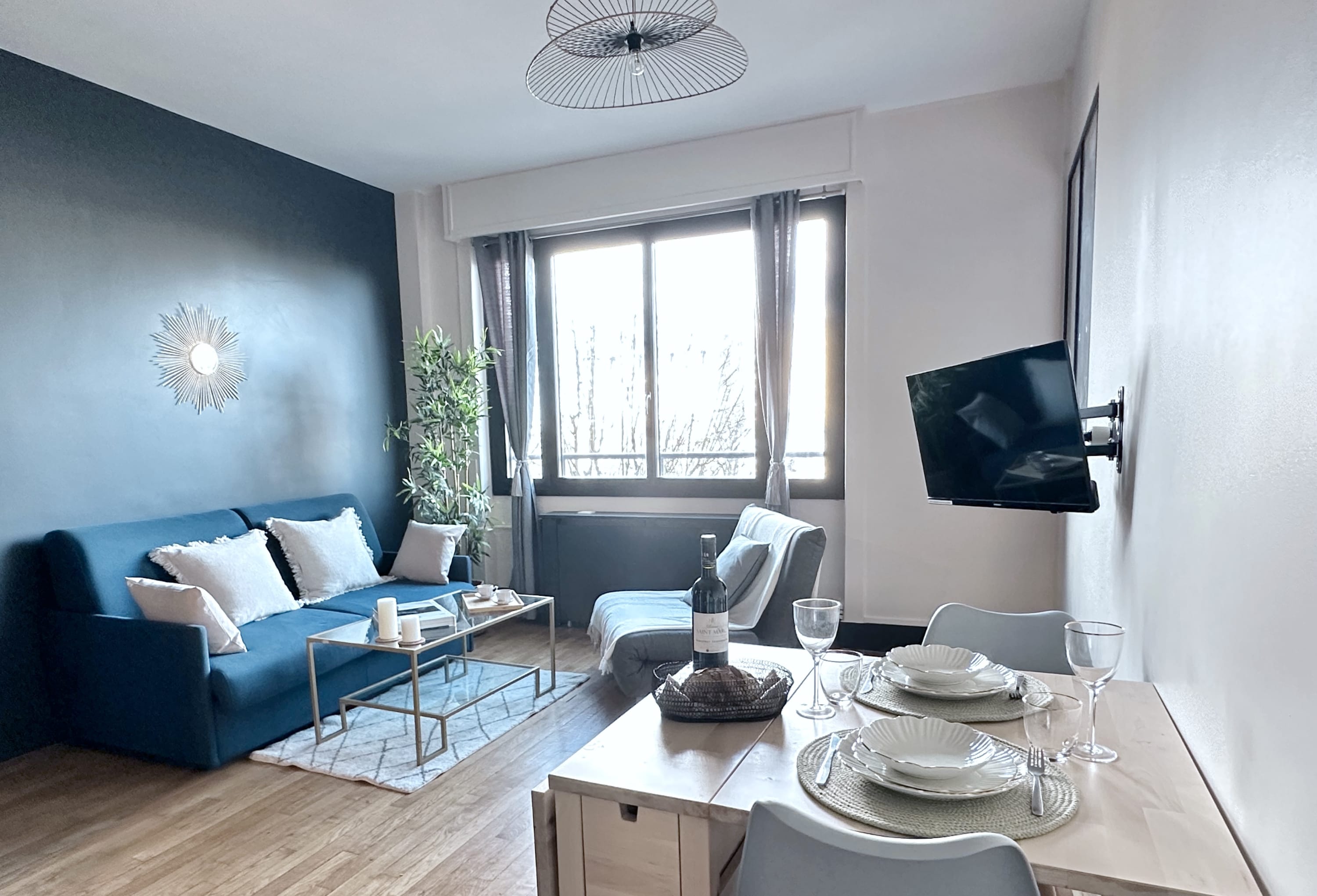 1598: Stylish Apartment with a Balcony in Paris