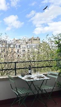 1598: Stylish Apartment with a Balcony in Paris