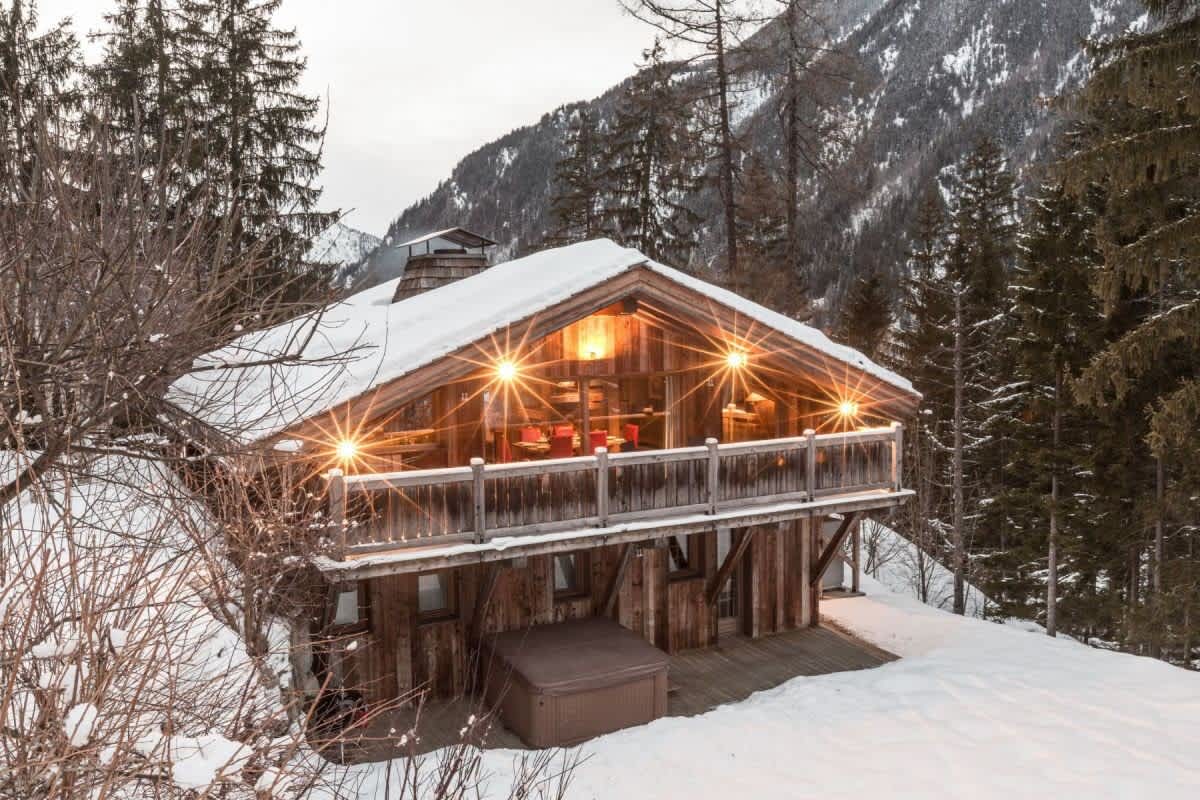 Luxury 3 bedroom chalet, jacuzzi, sauna