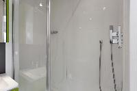 refreshing shower in Marais - Saint Claude luxury apartment