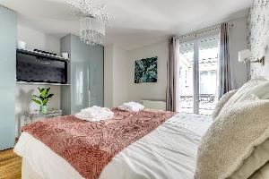 Champs Elysées - Etoile 2 Bedrooms with Balcony