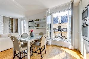 Champs Elysées - Etoile 2 Bedrooms with Balcony