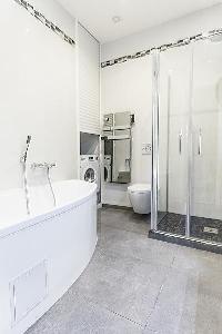 awesome bathroom with tub in Cannes - Church (Eglises) luxury apartment