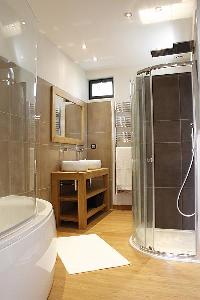 spacious bathroom with tub in Cannes - Les Moufflets luxury apartment